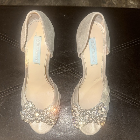Betsey Johnson Crystal Bow Pumps, Shoes, Size 7M, Leather Uppers, Light Grey. - Picture 2 of 8